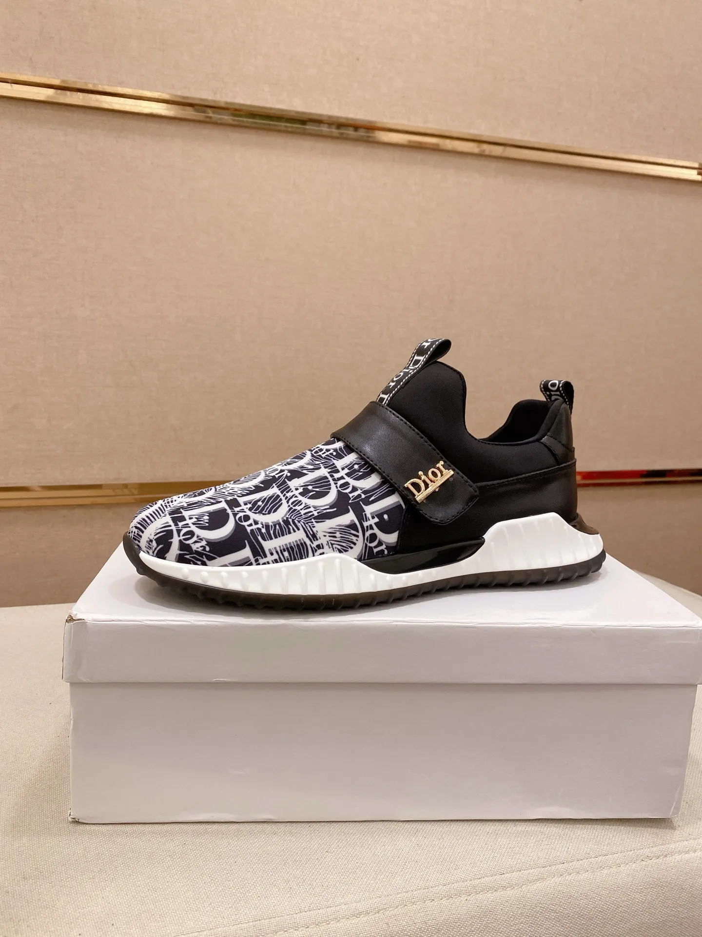Factory price: 440💰[Dior·Dior] New casual sports style men's shoes, new spring and summer design, perfect workmanship, lace-up lazy style to create wardrobe quality, upper: imported cowhide, sheepskin lining is soft and comfortable, ultra-light TPU wear-resistant outsole, simple, versatile fashion men's shoes, excellent color code number 38--44. (Can be customized for 45 non-refundable)